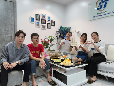 Công ty kinh doanh dịch vụ ST Việt Nam tổ chức sinh nhật cho nhân viên kinh doanh kỳ cựu nhất.